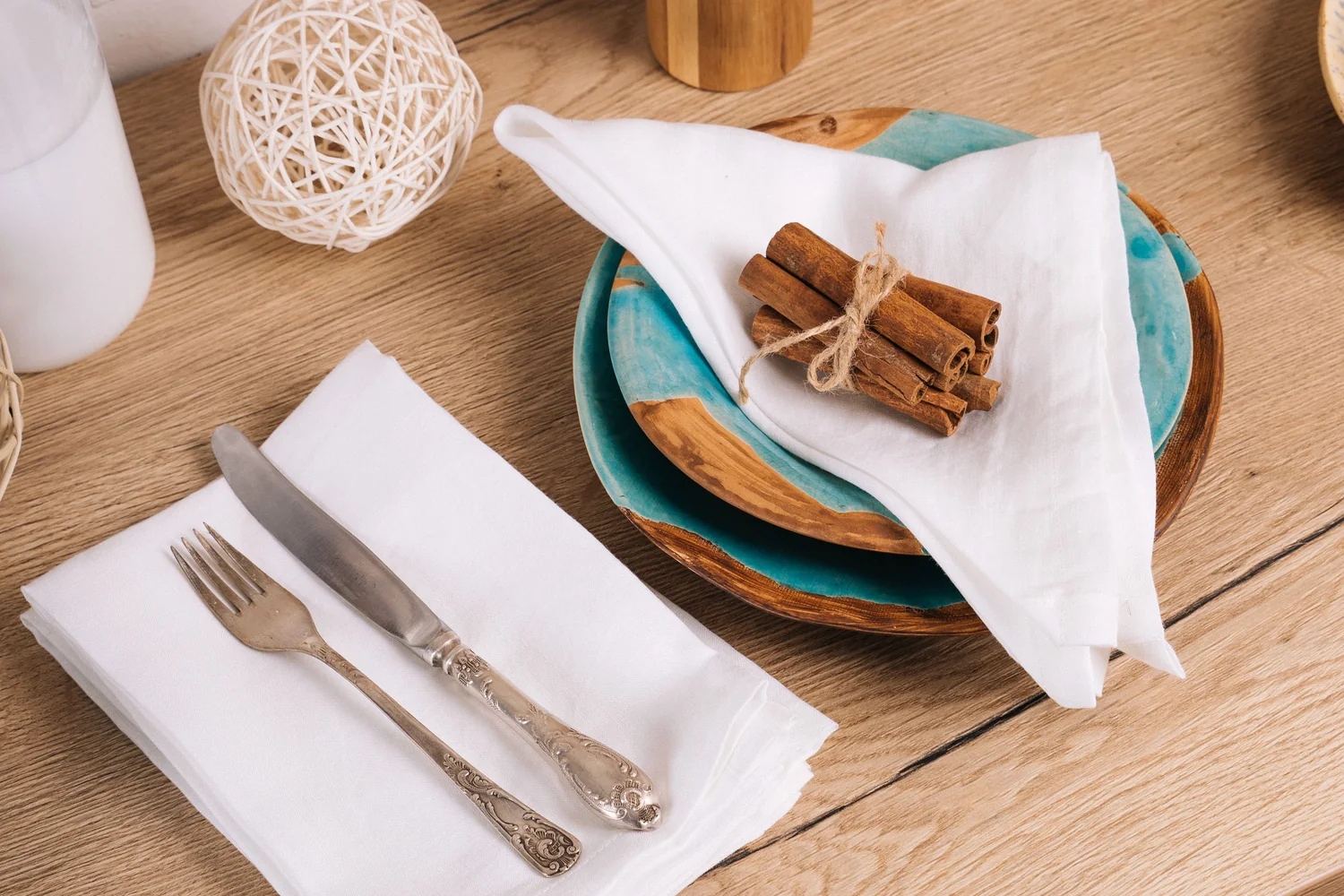 Utensilios y menaje de cocina ordenados en un entorno doméstico luminoso.